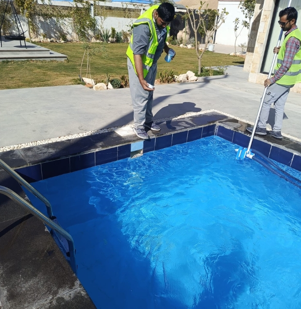 تنظيف المسابح