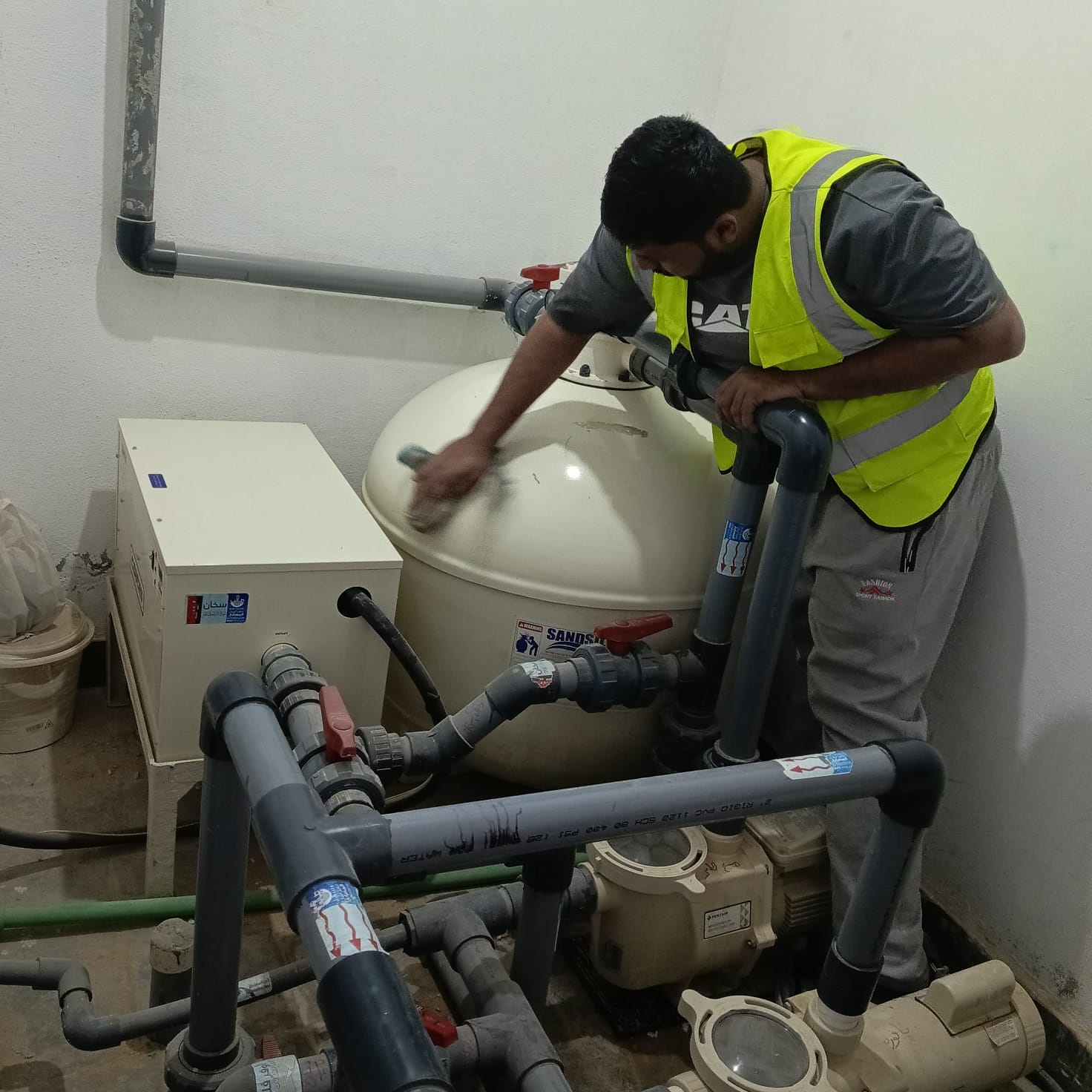 تنظيف المسبح بالفلتر