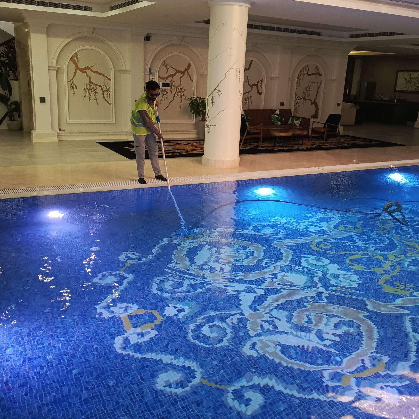 تنظيف المسابح