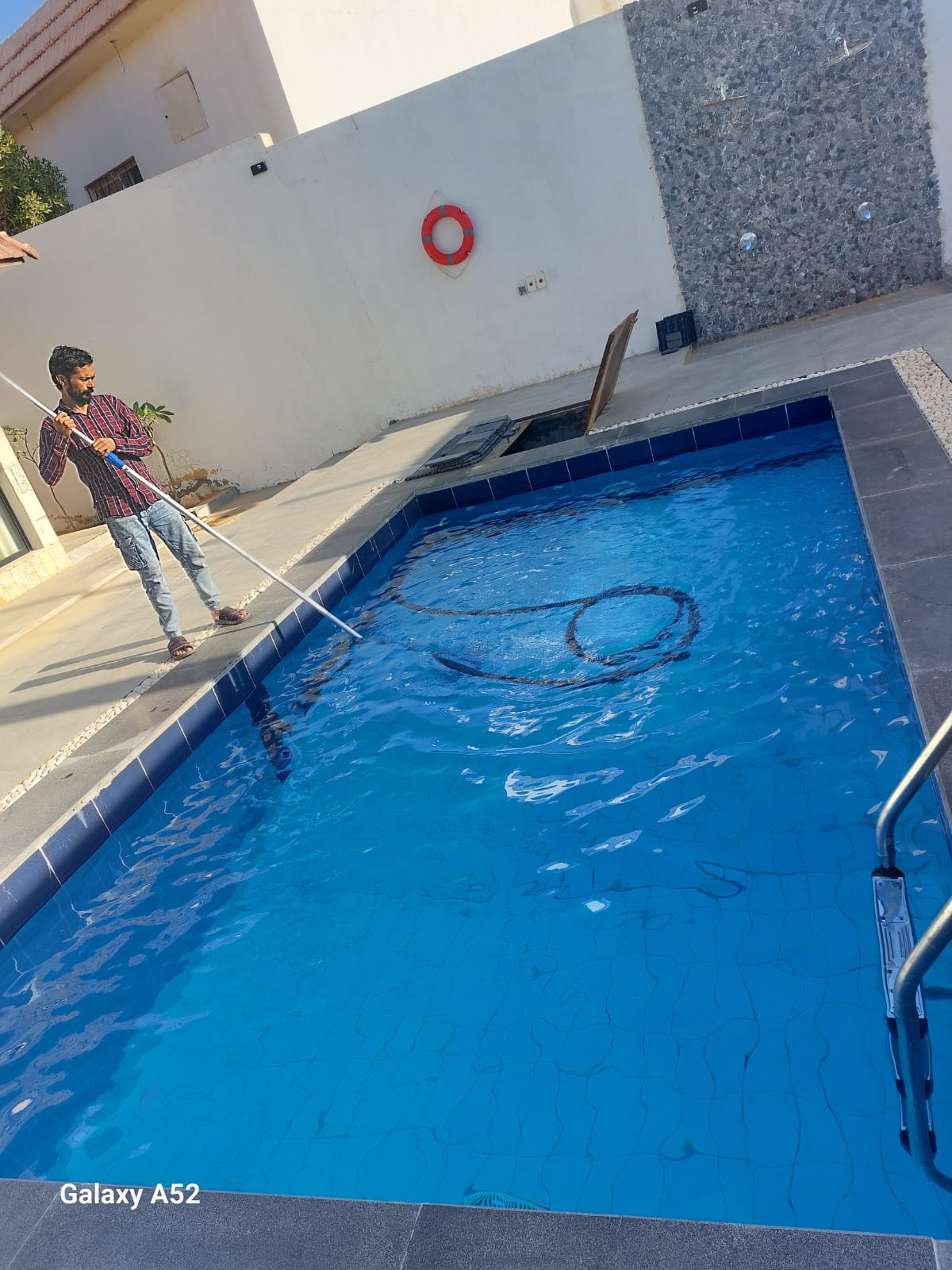 حوض السباحة